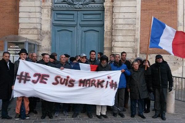 A Toulouse, devant la préfecture