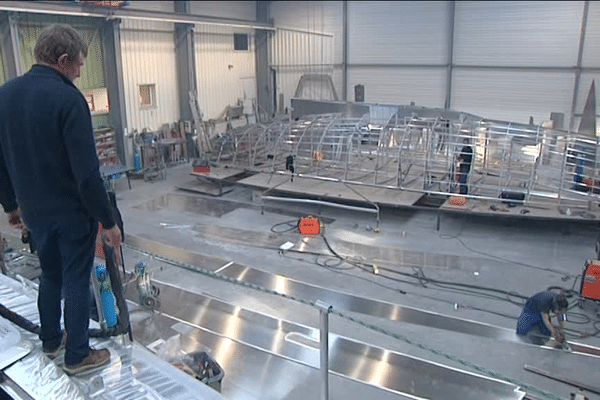 Jean-François observe l'avancée de la construction d'un des bateaux qu'il a imaginé