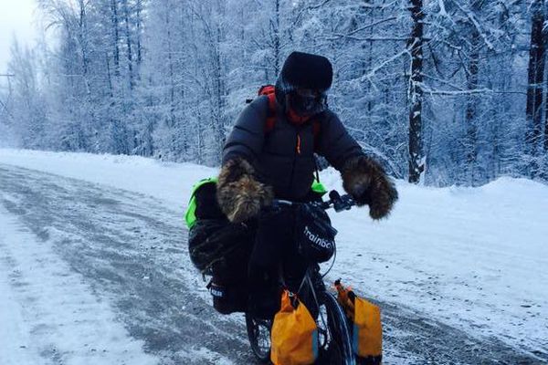 Yves Chaloin, sur son vélo, au milieu de la Sibérie.