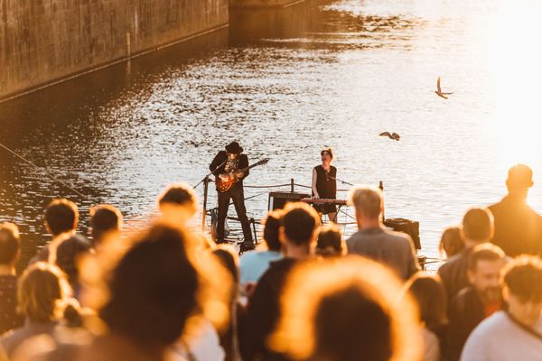 I'm from Rennes, le festival qui met à l'honneur le vivier musical de la capitale bretonne. Ici, Barbara Rivage sur une scène flottante