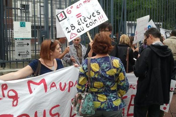 Des parents d'élèves se mobilisent alors que se tient le Comité Technique Paritaire au Rectorat de Limoges.