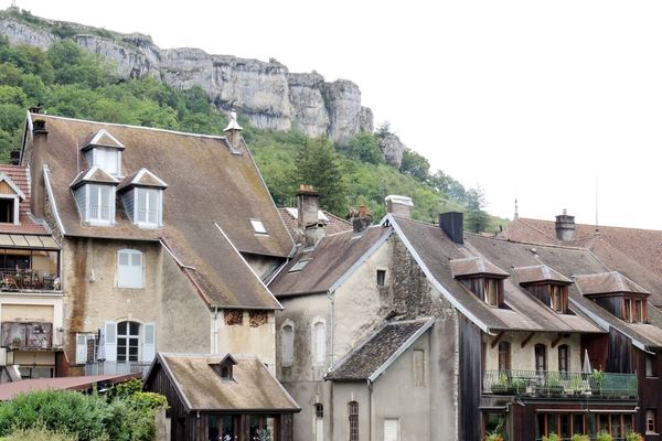 Les maisons anciennes d'Ornans (Jura), au bord de la Loue, ville où naquit Gustave Courbet il y a 200 ans.