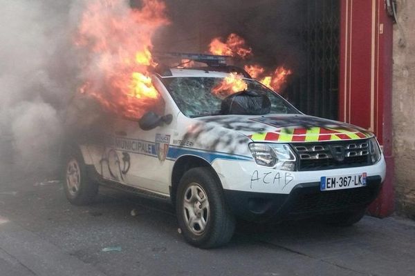 La voiture de police municipale incendiée lors de la manifestation à Montpellier, le 7 septembre