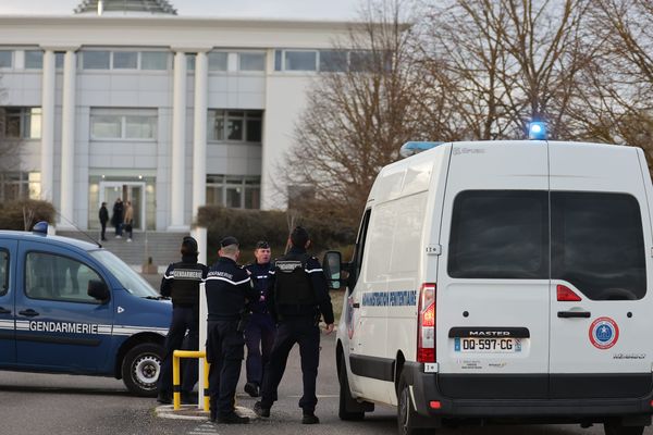 Reconstitution de l'assassinat d’Estelle Luce par Gabriel Fortin sur le parking de l’entreprise Knauf à Wolfgantzen le 5 avril 2022. Arrivée de l'accusé.