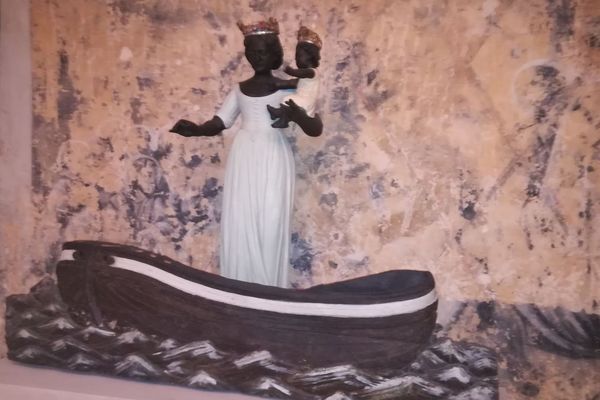 La statue de Notre-Dame de Boulogne prêtée au Louvre-Lens pour l' exposition "Soleils noirs"