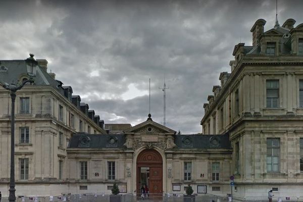 Un homme a été interpellé par la police de l'Isère ce mercredi 29 octobre pour violences, outrage et rébellion envers le Chef de poste de la Préfecture et son adjointe.