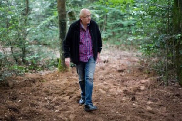 François Lesourd marche dans le "bois des pendues".