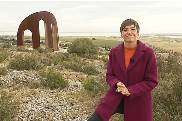 Devant la Porte des Pays Catalans à Salses.