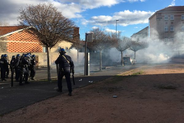 A Clermont-Ferrand la manifestation de lycéens a de nouveau dégénéré, vendredi 7 décembre, devant plusieurs établissements.