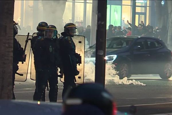 Des heurts ont opposés les supporters marseillais aux forces de l'ordre sur le rond-point du Prado et autour du stade Orange Velodrome.