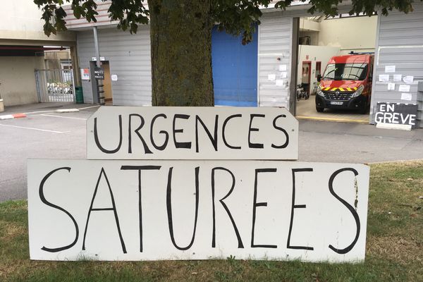 Un panneau "urgences saturées" est là depuis bien longtemps au CH de Laval