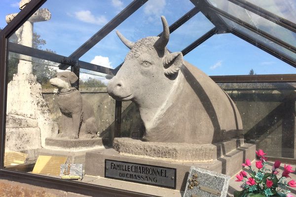 Une vache Salers et son chien... sur la tombe de Léon Charbonnel à Sarroux.