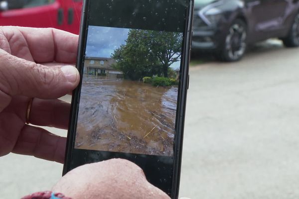 Cet habitant reste traumatisé par les inondations, ici sur son smartphone celle de 2003.