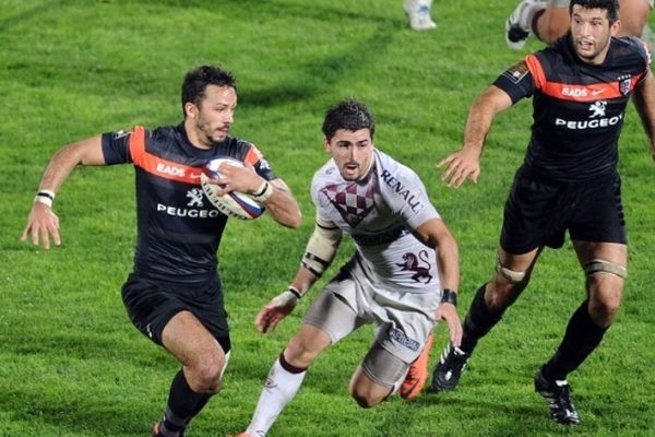 Le Toulousain Clément Poitrenaud échappe au Bordo-bèglais Felix Le Bourhis. 