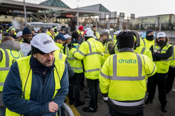 Plusieurs dizaines de salariés de la société Dnata sont entrés en grève ce dimanche 24 décembre à l'aéroport de Genève (Suisse).