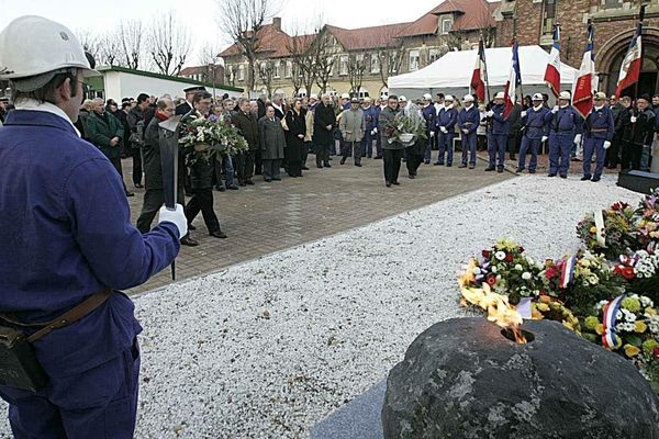 Inauguration d'une stèle le 27 décembre 2005 à Liévin, lors de la commemoration de la catastrophe miniere du 27 decembre 1974.