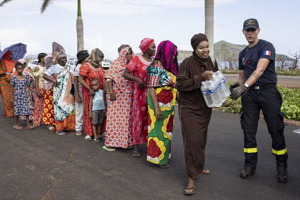 Les distributions de bouteilles d'eau se poursuivent dans les communes de Mayotte sinistrées après le passage du cyclone Chido.