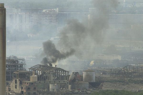 Les ruines de l'usine AZF, quelques minutes après l'explosion, le 21 septembre 2001. 