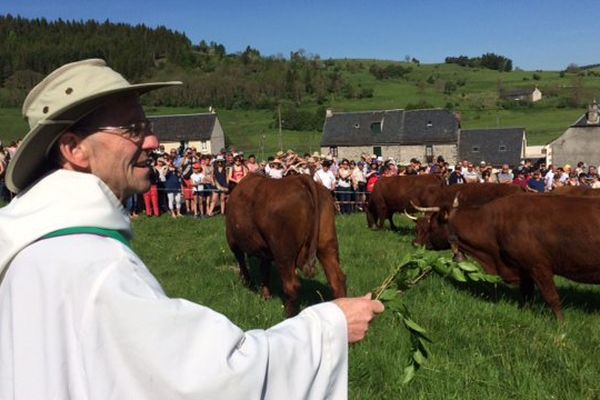 Les festivités de l'estive à Allanche ont commencé par la traditionnelle bénédiction des troupeaux 