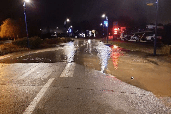 Dégât des eaux sur la D943 après une rupture de canalisation à Noyelles lès Vermelles.