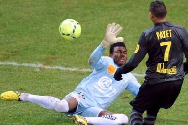 Dimitri Payet pique son ballon pour tromper le gardien rémois et permettre au Losc de revenir au score à la 72e