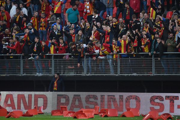 Des sièges arrachés et jetés lors du match VAFC-RC Lens