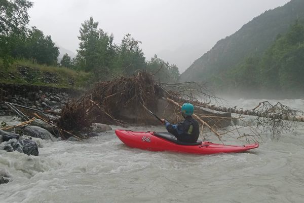 Professionnels et pratiquants de sports d'eaux vives s'organisent à Vallouise-Pelvoux pour nettoyer la rivière après les intempéries du 21 juin.