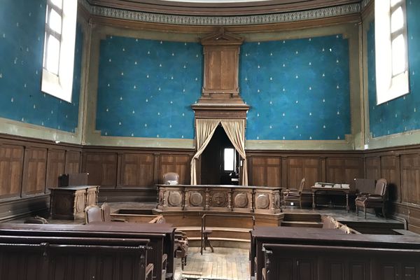 La salle d'audience de l'ancien tribunal de Baugé-en-Anjou