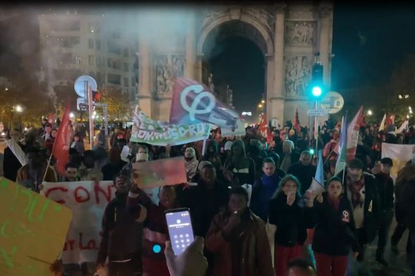 Environ 300 personnes ont marché contre le projet de loi immigration à Marseille le 18 décembre.