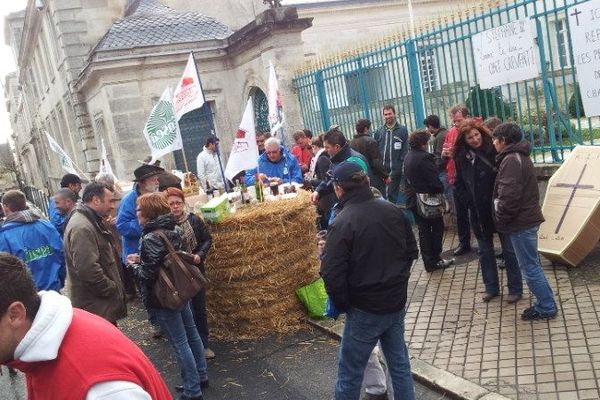 Rassemblement des agriculteurs devant la préfecture de Charente à Angoulême.