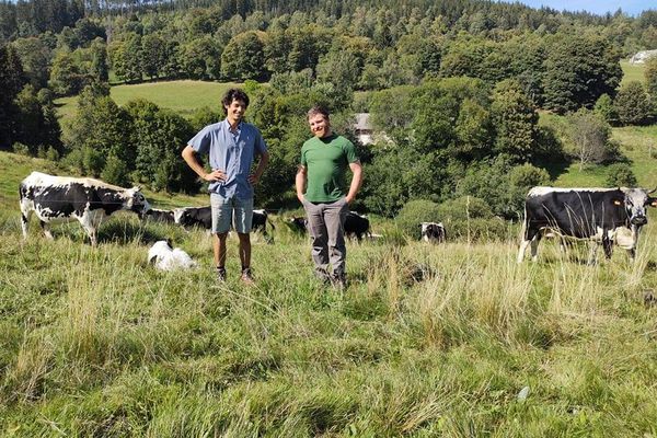 Bertrand Tournaire et Jean-Philippe Duhail Jung, deux agriculteurs bio, ont lancé une cagnotte en ligne pour financer les réparations de leur tracteur.