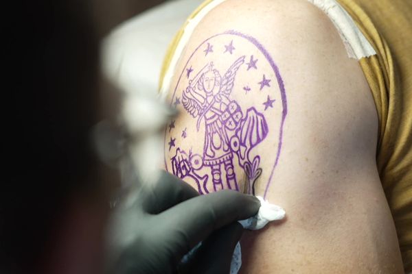 Chaque année, des milliers de pèlerins marchent pour se rendre au Mont-Saint-Michel et célébrer l'Archange Michel lors de sa fête le 29 septembre. Cette fois, des tatoueurs se sont installés sur le rocher pour la première édition d'Encre Sacrée pour unir l'art du tatouage et la spiritualité et offrir un souvenir unique à ces voyageurs.