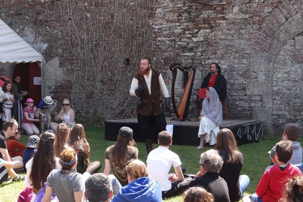 Dans le parc du château de Comper, séance contée avec Bruno Sotty.