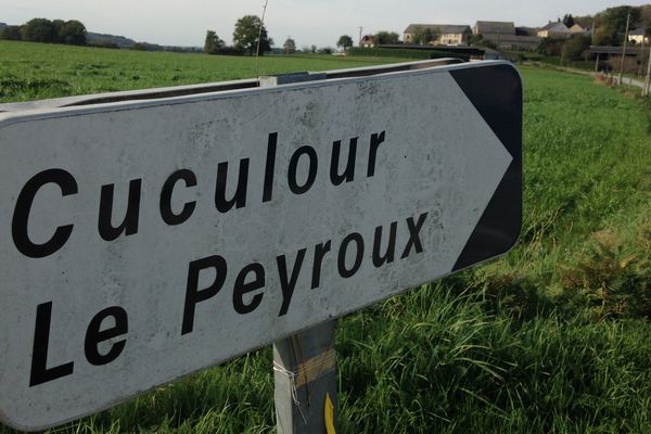 Le panneau installé à l'entrée du hameau creusois a disparu, celui-ci indique seulement la direction du village.