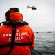 Les secours de la SNSM et de la Marine nationale sont intervenus au large de la Barfleur pour sauver quatre personnes en difficulté dans une embarcation lundi 11 novembre 2024.