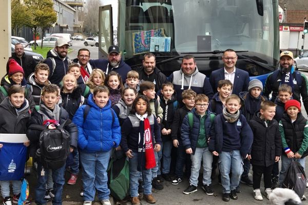 Les enfants s'apprêtent à partir pour le stade de France, à l'occasion d'un match mémorable.