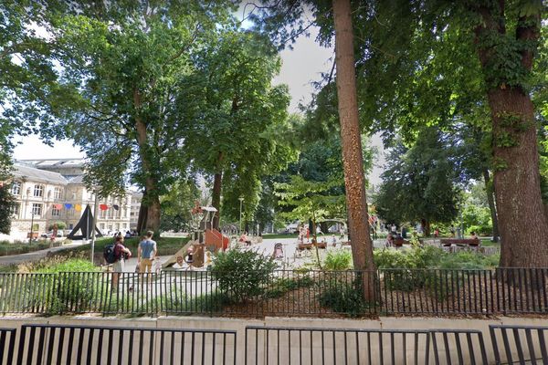 L'homme se masturbait dans le square Verdrel à Rouen à le vue des enfants qui jouaient.