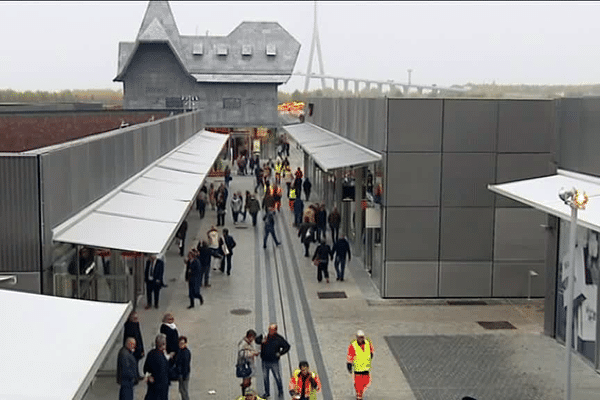 Une partie des boutiques du village des marques d'Honfleur, avec (en arrière plan) le pont de Normandie