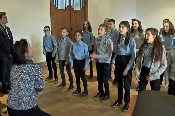 La chorale de l'ensemble scolaire Edmond Michelet, de Brive, en répétition avant leur tournée de 10 jours en France