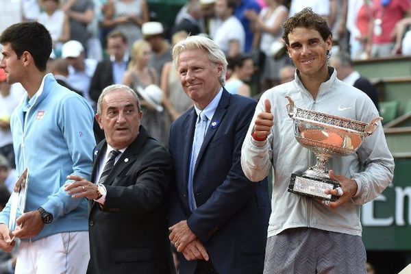  Novak Djokovic et Rafael Nadal après la finale de Roland Garros remportée par l'Espagnol.