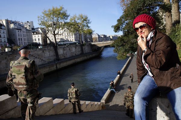 Des soldats patrouillent dans le secteur de Notre-Dame à Paris