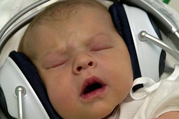 10% des enfants de moins de deux ans s'endormiraient avec un casque audio selon une étude.