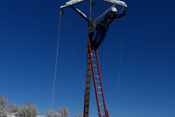 Une trentaine de techniciens travaillent à rétablir le courant dans les 400 foyers auvergnats touchés par des pannes d'électricité.