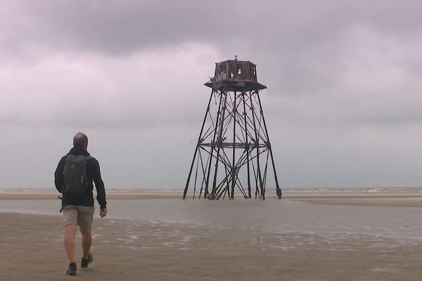 Le phare de Walde, près de Calais, est en danger. Frédéric Lesur organise des promenades guidées autour de cet édifice métallique unique en Europe.