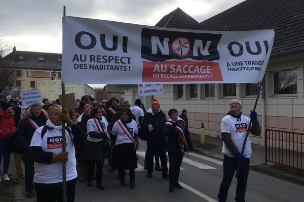 Près de 250 personnes manifestent à Saint-Pourçain-sur-Allier contre les projets éoliens dans le département.
