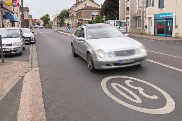 Avenue de la Libération à Poitiers, a vitesse est depuis un an limitée à 30 km/h.