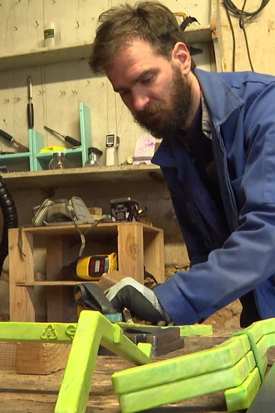 Quentin Renault et son associé Léo Estrade créent des objets beaux et utiles, avec le plastique jeté par les entreprises voisines, dans la Drôme. 