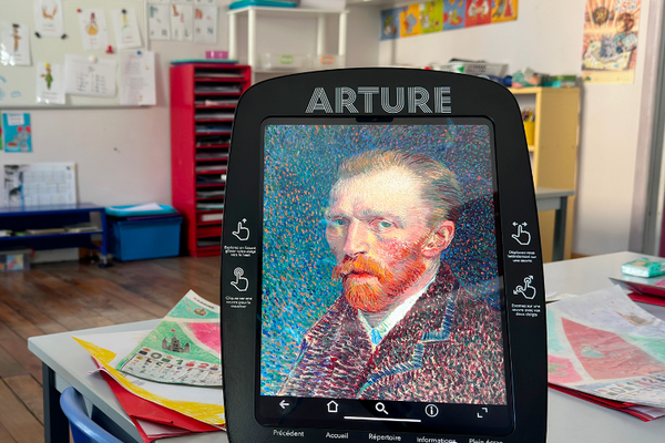 Une borne "Arture" représentant un autoportrait de Van Gogh.