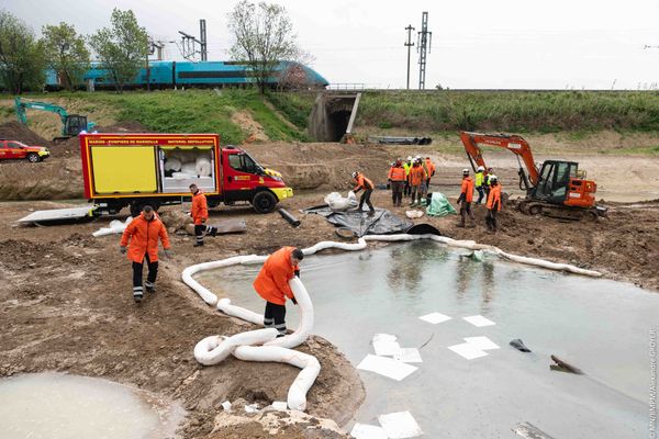 Un début de pollution traité par les marins-pompiers de Marseille dans le fleuve de l'Huveaune le mardi 26 mars 2024.