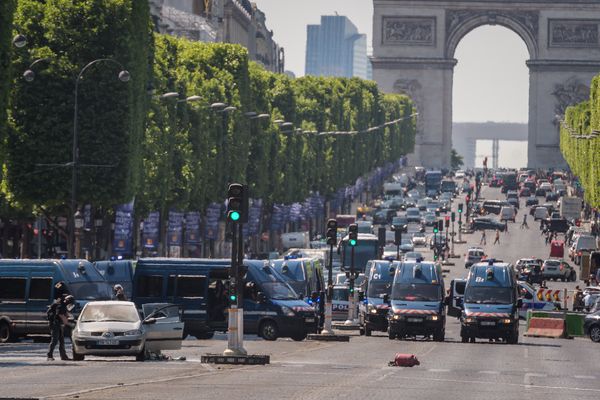 Une tentative d'attentat sur les Champs-Elysées, à Paris, le 19 juin 2017.